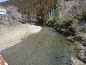 5.(2).1) 栃立町を流れる巴川-1